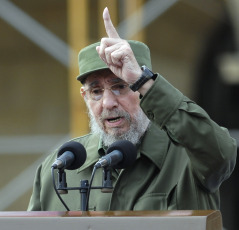El 13 de agosto de 1926, cerca de Birán, Mayarí, Cuba, nacía Fidel Alejandro Castro Ruz. Desde muy joven Fidel mostró un gran interés por la historia y los asuntos militares. Debido a su inteligencia excepcional, sus padres decidieron enviarlo a Santiago de Cuba, a la edad de seis años, junto con su hermana, Angelita. En Santiago y luego en La Habana, Castro completó sus estudios hasta graduarse en Derecho en 1950. A partir de entonces, se involucró en diferentes comunidades políticas. Después de denunciar al dictador Fulgencio Batista ante un Tribunal de Emergencia y recibir una decisión contraria, Castro comprendió que la lucha armada era la única manera de lograr un cambio en el sistema de gobierno. Participó en una fallida rebelión contra el dictador, por lo que fue detenido en 1953. Veintidós meses después, fue liberado y se exilió en México, donde comenzó a hacer planes para derrocar a Batista. Fidel Castro regresó a Cuba en 1957, en un barco con un pequeño grupo de 82 rebeldes, entre ellos el argentino Ernesto Che Guevara. Después de una guerra de guerrillas en las zonas rurales de la isla, la lucha se extendió a la ciudad. El 1 de enero de 1959, se proclamó la victoria de los revolucionarios. Castro tomó el poder, iniciando un período caracterizado por su política socialista. Como primer ministro, comenzó a producir reformas a gran escala. Terminó con el dominio estadounidense sobre la isla y, en 1961, logró detener la invasión de exiliados apoyados por Estados Unidos en Playa Girón. Fidel Castro transformó Cuba en el primer país comunista en el hemisferio occidental y se alió con la Unión Soviética. El país se convirtió en un enemigo de los Estados Unidos y vivió momentos de gran tensión durante la Guerra Fría.