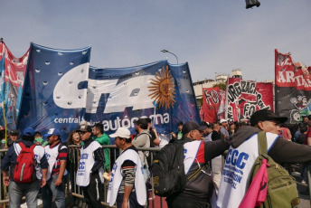 Movements and social organizations of Argentina marched this Wednesday, August 28, throughout the country, in a new day of mobilization for the current economic and social crisis product of the policies of the president of that South American nation, Mauricio Macri. Protesters gathered around the iconic Plaza de la República, located at the intersection of 9 de Julio and Corrientes avenues, Buenos Aires, capital of the nation, to demand the first Argentine president to activate a Food Emergency Law to to alleviate the crisis in which the community and the most vulnerable sectors of that country are submerged. In the list of claims published by the Confederation of Workers of the Popular Economy (CTEP) and other labor organizations, the increase of the Complementary Social Salary was demanded in the same proportion as the minimum, vital and mobile salary, by 50 percent.
