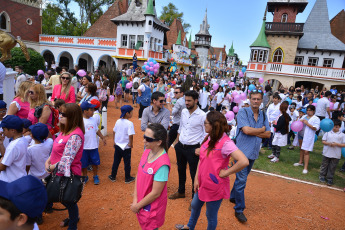 Desde hace años se instaló el mito de que la República de los Niños, el histórico parque educativo de la ciudad de La Plata, Argentina, inspiró a Walt Disney para crear Dinseyland.  La República de los Niños fue fundada en 1951 y el primer parque de Disney fue inaugurado en 1955, lo que reafirma la conexión entre el parque platense y Disneyland.  El parque platense tiene 65 años y cuenta con 53 hectáreas que reciben unas tres mil personas por fin de semana. El predio empezó a construirse en 1949 y fue inaugurado en el 51, bajo el gobierno de Juan Perón.  Se trata de una ciudad con 35 edificios pequeños hechos a escala de un niño de 10 años y cada uno de ellos fue construido mezclando estilos inspirados en famosos edificios de todo el mundo.