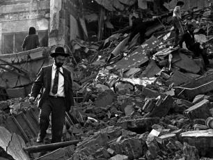 On Wednesday, August 28, at 7 pm, at the Néstor Kirchner Cultural Center (CCK) of the Argentine capital, “Twenty-five” will be inaugurated, the photographic exhibition that the Argentine Israeli Mutual Association (AMIA) produced for the 25 years of the attack terrorist, which were fulfilled on July 18. Composed of 38 images that propose dimensioning the horror caused by terrorism, the sample was made by AMIA, with the support of the Ministry of Foreign Affairs and Cult of the Nation. The exhibition can be visited until Sunday, September 22 in room 122, located in the subsoil of Sarmiento 151, from Wednesday to Sunday and holidays, from 13 to 20.