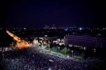 Demonstrations have been concentrated in the center of Bucharest, the Romanian capital, to protest against the government they accuse of "Government of thieves" Between shouts of "Government of thieves", "Resignation" and "The diaspora is at home because they care", protesters, mostly residents abroad, have called for the resignation of the Government of the Social Democratic Party (PSD) by the corruption and the famine of life. According to local press, the last demonstration held this weekend has brought together between 30,000 and 50,000 people. The confrontation, in which the Police have used tear gas and protesters have thrown blunt objects such as stones or bottles, has been triggered when some of the protesters tried to overcome the police cordon that protected the government headquarters. Many Romanians living in countries such as Germany, France, Italy and Spain have moved to Bucharest to participate in the protest, and visit the family for summer vacations. Similar protests were also held in cities such as Cluj-Napoca, Timisoara, Sibiu and Iasi, among others. Around three and a half million Romanians, from a population of 20 million, currently work abroad and send more than 4,000 million euros in remittances, according to the authorities.