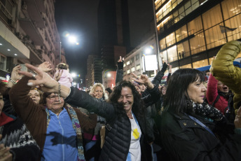 Buenos Aires, Argentina.-  En las imágenes miles de personas se juntaron en la fría noche del viernes 6 de septiembre de 2019 en distntos puntos de Buenos Aires para realizar un "flashmob" en contra del gobierno del Presidente Mauricio Macri, y en particular del Jefe de Gobierno de la Ciudad Autónoma de Buenos Aires, Horacio Rodríguez Larreta, el único político del círculo más cercano a Macri que ganó en su distrito en las últimas elecciones primarias argentinas del 11 de agosto.  El "flashmob" o "multitud relámpago" es una acción organizada en la que un gran grupo de personas se reúne de repente en un lugar público, realizan algo inusual y luego se dispersan rápidamente.  En este caso, la acción consiste en cantar una cumbia que se volvió viral que propone no votar al actual Jefe de Gobierno porteño Horacio Rodríguez Larreta y que dice en su estribillo "Macri ya fue, Vidal ya fue, si vos querés, Larreta también", instando a no votar por el candidato oficialista.