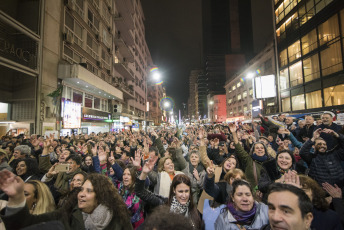 Buenos Aires, Argentina.-  En las imágenes miles de personas se juntaron en la fría noche del viernes 6 de septiembre de 2019 en distntos puntos de Buenos Aires para realizar un "flashmob" en contra del gobierno del Presidente Mauricio Macri, y en particular del Jefe de Gobierno de la Ciudad Autónoma de Buenos Aires, Horacio Rodríguez Larreta, el único político del círculo más cercano a Macri que ganó en su distrito en las últimas elecciones primarias argentinas del 11 de agosto.  El "flashmob" o "multitud relámpago" es una acción organizada en la que un gran grupo de personas se reúne de repente en un lugar público, realizan algo inusual y luego se dispersan rápidamente.  En este caso, la acción consiste en cantar una cumbia que se volvió viral que propone no votar al actual Jefe de Gobierno porteño Horacio Rodríguez Larreta y que dice en su estribillo "Macri ya fue, Vidal ya fue, si vos querés, Larreta también", instando a no votar por el candidato oficialista.