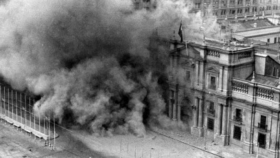 Chile.- Las Fuerzas Armadas chilenas --formadas por la Armada, la Fuerza Aérea y el Ejército-- junto con los carabineros, planearon el golpe militar que terminaría con Allende y el dominio del Gobierno izquierdista. Días antes del golpe, Augusto Pinochet --que ocupaba el cargo de comandante en jefe del Ejército-- decidió unirse al plan golpista y lideró a las tropas en Santiago. Finalmente, el día 11 de septiembre de 1973, hace hoy 46 años, las fuerzas sublevadas tomaron Santiago y exigieron la renuncia de Allende como presidente del Gobierno. Este se negó y se atrincheró junto a varios de sus hombres en el Palacio de la Moneda ante el fuerte asedio de los militares. Tras soportar un intenso bombardeo, Allende obligó a sus hombres a dejar las armas y rendirse ante los sublevados. El presidente, que debía ser el último en salir, decidió suicidarse antes que entregarse a los militares y se pegó un tiro a si mismo con una AK-47, aunque para algunos historiadores, fue asesinado. En la imágen, el bombardeo a la Casa de la Moneda, en Santiago de Chile, sede del Ejecutivo chileno.