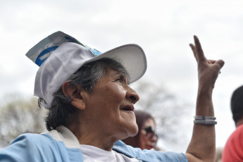 BUENOS AIRES, ARGENTINA.- En la foto tomada el 27 de octubre de 2019, la gente participó en los festejos del triunfo de Alberto Fernández como nuevo Presidente de Argentina.  El flamante presidente electo habló desde el bunker del Frente de Todos en Chacarita. Confirmó que mañana se reunirá con Mauricio Macri y dijo que "lo único que importa es que los argentinos dejen de sufrir". Convocó a "construir la Argentina igualitaria y solidaria que soñamos".