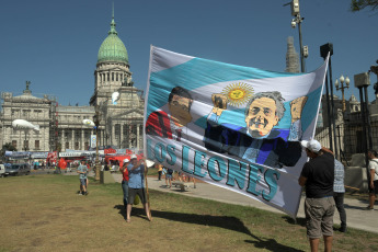 BUENOS AIRES, ARGENTINA.- Militantes peronistas y distintas agrupaciones políticas, sindicatos, y ciudadanos en general se reunen en la plaza del Congreso de la Nación. Hoy 10 de diciembre de 2019, Alberto Fernández asumió  la Presidencia de la Argentina al jurar en el Congreso junto a la vicepresidenta Cristina Fernández de Kirchner y recibir los atributos de mando de manos de su antecesor, Mauricio Macri. Tras la asunción, Fernández pronunció -ante la Asamblea Legislativa- un discurso de tono conciliador, pero en el que trazó un duro diagnóstico de la situación que atraviesa el país y planteó un claro cambio de rumbo.