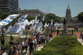 BUENOS AIRES, ARGENTINA.- Militantes peronistas y distintas agrupaciones políticas, sindicatos, y ciudadanos en general se reunen en la plaza del Congreso de la Nación. Hoy 10 de diciembre de 2019, Alberto Fernández asumió  la Presidencia de la Argentina al jurar en el Congreso junto a la vicepresidenta Cristina Fernández de Kirchner y recibir los atributos de mando de manos de su antecesor, Mauricio Macri. Tras la asunción, Fernández pronunció -ante la Asamblea Legislativa- un discurso de tono conciliador, pero en el que trazó un duro diagnóstico de la situación que atraviesa el país y planteó un claro cambio de rumbo.