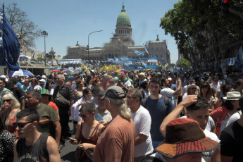 BUENOS AIRES, ARGENTINA.- Militantes peronistas y distintas agrupaciones políticas, sindicatos, y ciudadanos en general se reunen en la plaza del Congreso de la Nación. Hoy 10 de diciembre de 2019, Alberto Fernández asumió  la Presidencia de la Argentina al jurar en el Congreso junto a la vicepresidenta Cristina Fernández de Kirchner y recibir los atributos de mando de manos de su antecesor, Mauricio Macri. Tras la asunción, Fernández pronunció -ante la Asamblea Legislativa- un discurso de tono conciliador, pero en el que trazó un duro diagnóstico de la situación que atraviesa el país y planteó un claro cambio de rumbo.