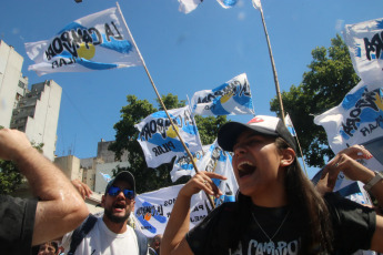 BUENOS AIRES, ARGENTINA.- Militantes peronistas y distintas agrupaciones políticas, sindicatos, y ciudadanos en general se reunen en la plaza del Congreso de la Nación. Hoy 10 de diciembre de 2019, Alberto Fernández asumió  la Presidencia de la Argentina al jurar en el Congreso junto a la vicepresidenta Cristina Fernández de Kirchner y recibir los atributos de mando de manos de su antecesor, Mauricio Macri. Tras la asunción, Fernández pronunció -ante la Asamblea Legislativa- un discurso de tono conciliador, pero en el que trazó un duro diagnóstico de la situación que atraviesa el país y planteó un claro cambio de rumbo.