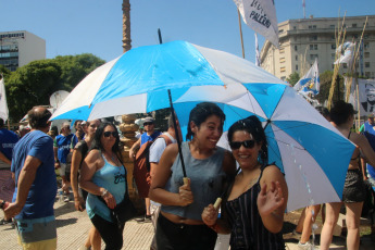 BUENOS AIRES, ARGENTINA.- Militantes peronistas y distintas agrupaciones políticas, sindicatos, y ciudadanos en general se reunen en la plaza del Congreso de la Nación. Hoy 10 de diciembre de 2019, Alberto Fernández asumió  la Presidencia de la Argentina al jurar en el Congreso junto a la vicepresidenta Cristina Fernández de Kirchner y recibir los atributos de mando de manos de su antecesor, Mauricio Macri. Tras la asunción, Fernández pronunció -ante la Asamblea Legislativa- un discurso de tono conciliador, pero en el que trazó un duro diagnóstico de la situación que atraviesa el país y planteó un claro cambio de rumbo.