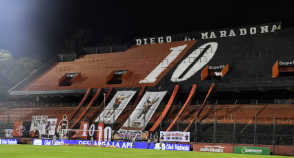 Rosario, Argentina.- In the photos taken on December 6, 2020, during the tribute to Diego Armando Maradona in the preview of the meeting between Newell's Old Boys and Lanús in Rosario, Argentina. It was the first time Newell’s played for Coloso after the death of Diego Maradona. The Park club paid him an emotional tribute, with the flags that reflect the feelings of the fans and the jersey as the maximum emblem of the players.