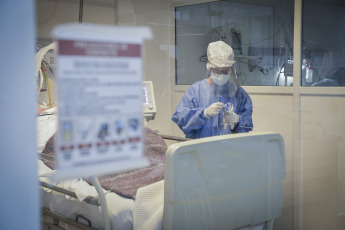 Bariloche, Argentina.- En las fotos, profesionales de la salud trabajan en un hospital durante la pandemia de coronavirus. El ministro de Salud de la Nación, Ginés González García, anunció a través de sus redes sociales que el Instituto Malbrán detectó en la Argentina las variantes de coronavirus registradas en Brasil.