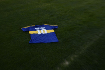 Buenos Aires, Argentina.- En las fotos tomadas el 22 de junio del 2021, argentinos salieron y celebraron el "Gol del Siglo", que Diego Maradona anotó en el estadio Azteca de México hace 35 años. Este 22 de junio se cumplió 35 años del triunfo de Argentina ante Inglaterra por 2-1 en los cuartos de final del Mundial de 1986 y, por consiguiente, se cumple un nuevo aniversario del Gol del Siglo, el segundo de Diego Armando Maradona en el estadio Azteca.