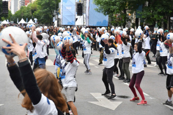 Buenos Aires, Argentina.- En las fotos tomadas el 30 de octubre del 2022, en el día en que Diego Maradona cumpliría 62 años, este domingo se inauguró el mural más grande del mundo en homenaje al ídolo fallecido en el barrio porteño de Constitución. Se trata de una obra del reconocido muralista Martín Ron en un edificio de 45 metros por 40, de 12 pisos, ubicado sobre avenida San Juan al 1600.