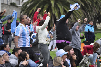 Buenos Aires, Argentina.- En las fotos tomadas el 22 de noviembre del 2022, hinchas argentinos alientan a su Selección durante el partido ante Arabia Saudita en su debut en la Copa del Mundo de Qatar 2022, con el arbitraje del esloveno Slavko Vincic.