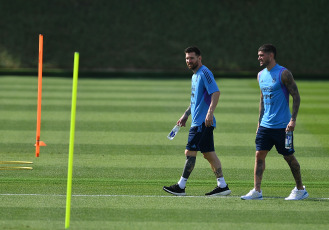 Doha, Qatar.- En la foto tomada el 27 de noviembre de 2022, el capitán del seleccionado argentino de fútbol, Lionel Messi, presenció la práctica regenerativa del plantel luego del desahogo por la victoria contra México (2-0) en la segunda fecha del grupo C del Mundial de Qatar 2022.