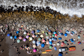 Mar del Plata, Argentina.- En las fotos tomadas el 30 de enero del 2023, turistas y marplatenses disfrutan del sol y playa en Mar del Plata. Según indicó el vicepresidente de la Cámara de Turismo Argentino, Aldo Elías, el promedio de ocupación a nivel nacional alcanzó el 80%. Los destinos más elegidos son Córdoba, la Costa Atlántica y el Litoral. Además, Bariloche, Ushuaia y destinos del noreste argentino registraron un buen desempeño turístico durante el primer mes del año.