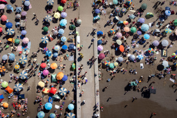 Mar del Plata, Argentina.- En las fotos tomadas el 30 de enero del 2023, turistas y marplatenses disfrutan del sol y playa en Mar del Plata. Según indicó el vicepresidente de la Cámara de Turismo Argentino, Aldo Elías, el promedio de ocupación a nivel nacional alcanzó el 80%. Los destinos más elegidos son Córdoba, la Costa Atlántica y el Litoral. Además, Bariloche, Ushuaia y destinos del noreste argentino registraron un buen desempeño turístico durante el primer mes del año.