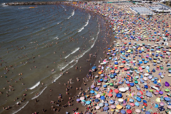 Mar del Plata, Argentina.- En las fotos tomadas el 30 de enero del 2023, turistas y marplatenses disfrutan del sol y playa en Mar del Plata. Según indicó el vicepresidente de la Cámara de Turismo Argentino, Aldo Elías, el promedio de ocupación a nivel nacional alcanzó el 80%. Los destinos más elegidos son Córdoba, la Costa Atlántica y el Litoral. Además, Bariloche, Ushuaia y destinos del noreste argentino registraron un buen desempeño turístico durante el primer mes del año.