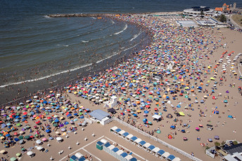 Mar del Plata, Argentina.- En las fotos tomadas el 30 de enero del 2023, turistas y marplatenses disfrutan del sol y playa en Mar del Plata. Según indicó el vicepresidente de la Cámara de Turismo Argentino, Aldo Elías, el promedio de ocupación a nivel nacional alcanzó el 80%. Los destinos más elegidos son Córdoba, la Costa Atlántica y el Litoral. Además, Bariloche, Ushuaia y destinos del noreste argentino registraron un buen desempeño turístico durante el primer mes del año.
