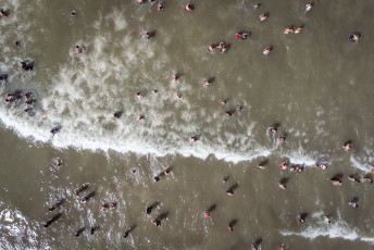 Mar del Plata, Argentina.- En las fotos tomadas el 30 de enero del 2023, turistas y marplatenses disfrutan del sol y playa en Mar del Plata. Según indicó el vicepresidente de la Cámara de Turismo Argentino, Aldo Elías, el promedio de ocupación a nivel nacional alcanzó el 80%. Los destinos más elegidos son Córdoba, la Costa Atlántica y el Litoral. Además, Bariloche, Ushuaia y destinos del noreste argentino registraron un buen desempeño turístico durante el primer mes del año.