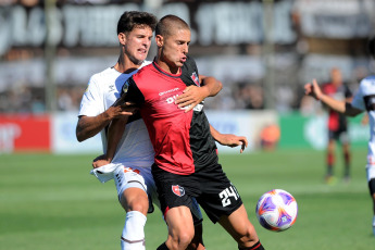 Buenos Aires, Argentina.- En las fotos tomadas el 29 de enero del 2023, durante el encuentro entre Platense y Newell's Old Boys de Rosario en la Liga Profesional de Fútbol (LPF) de Primera División, en el estadio de Vicente López. Platense y Newell's, igualaron este domingo 2 a 2, concluyendo con una justa división de puntos, marcando además el debut de Martín Palermo, como entrenador de Platense, y de Gabriel Heinze, como DT de Newell's.