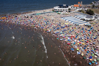 Mar del Plata, Argentina.- En las fotos tomadas el 30 de enero del 2023, turistas y marplatenses disfrutan del sol y playa en Mar del Plata. Según indicó el vicepresidente de la Cámara de Turismo Argentino, Aldo Elías, el promedio de ocupación a nivel nacional alcanzó el 80%. Los destinos más elegidos son Córdoba, la Costa Atlántica y el Litoral. Además, Bariloche, Ushuaia y destinos del noreste argentino registraron un buen desempeño turístico durante el primer mes del año.