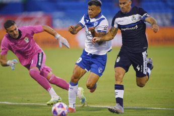 Buenos Aires, Argentina.- En las fotos tomadas el 30 de enero del 2023, durante el encuentro entre Vélez y Gimnasia en el estadio José Amalfitani de Liniers. Vélez se impuso 3-1 a Gimnasia y Esgrima de La Plata. Lucas Janson y Walter Bou sentenciaron la primera victoria del año del ‘Fortín’, mientras que Guillermo Enrique descontó la diferencia.