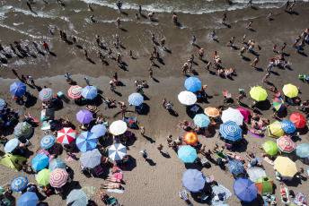 Mar del Plata, Argentina.- En las fotos tomadas el 30 de enero del 2023, turistas y marplatenses disfrutan del sol y playa en Mar del Plata. Según indicó el vicepresidente de la Cámara de Turismo Argentino, Aldo Elías, el promedio de ocupación a nivel nacional alcanzó el 80%. Los destinos más elegidos son Córdoba, la Costa Atlántica y el Litoral. Además, Bariloche, Ushuaia y destinos del noreste argentino registraron un buen desempeño turístico durante el primer mes del año.