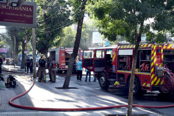 Mendoza, Argentina.- In the photos taken on February 6, 2023, firefighters work to control a large fire, which destroyed the Mendoza Persian Fair, a popular shopping center in the provincial capital, on Monday, causing total damage in the posts but without registering victims, reported volunteer firefighters