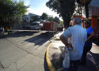 Mendoza, Argentina.- In the photos taken on February 6, 2023, firefighters work to control a large fire, which destroyed the Mendoza Persian Fair, a popular shopping center in the provincial capital, on Monday, causing total damage in the posts but without registering victims, reported volunteer firefighters