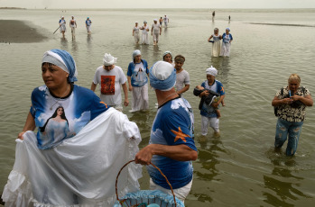 Buenos Aires, Argentina.-In the photos taken on February 2, 2023, people participate in the celebration of the festival of Iemanjá, Yoruba deity of water on the Quilmes riverside in Buenos Aires, Argentina. Devotees of this syncretic religion —which has a large presence in Brazil and Uruguay, as well as in other countries on the continent— come to the coast to ask for miracles or bring gifts to thank the goddess of the sea for her intercession, depositing the offerings on the shore so that Iemanjá can take them out to sea.