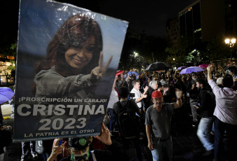 Buenos Aires, Argentina.- In the photos taken on March 29, 2023, Father Paco Olivera gave a mass mass in front of the Palace of Courts to denounce the "proscription" of the vice president, Cristina Fernández. Olivera, 58, along with human rights activists and Malvinas war veterans, have been on a hunger strike for five days as a way of charging against the country's highest court.