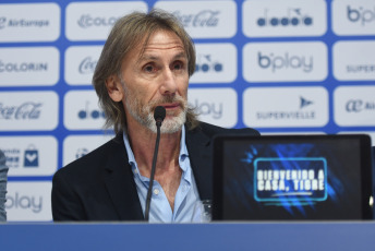 Buenos Aires, Argentina.- En las fotos tomadas el 9 de marzo del 2023, Ricardo Gareca (foto) fue presentado como entrenador de Vélez, en su segundo ciclo en el club, y debutará el lunes (13) contra el Platense de Martín Palermo, por la séptima fecha de la Liga Profesional de Fútbol (LPF).