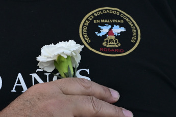 Rosario, Argentina.- En las fotos tomadas el 2 de abril del 2023, a 41 años de la guerra de Malvinas, gobiernos provinciales, municipales y centros de excombatientes organizaron vigilias, actividades artísticas, desfiles y festivales solidarios para conmemorar el 2 de abril, el Día del Veterano y de los Caídos.