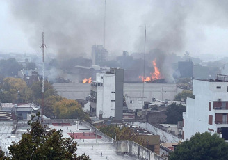 Buenos Aires, Argentina.- In the photos taken on April 24, 2023, firefighters from the City of Buenos Aires fight a fire in the Iron Mountain building, the same as the 2014 tragedy, when two Civil Defense agents and eight died. firefighters when a wall collapsed at the computer company. So far, the causes of the fire could not be established.