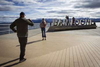 Bariloche, Argentina.- In the photos taken on April 9, 2023, tourists enjoyed Holy Week. The Secretary of Institutional Relations of the Argentine Tourism Confederation (CAT), Horacio Reppucci, stated that the long weekend had a "record" number of tourists for Easter, "with 4% more occupancy and 2.7 million tourists who have mobilized throughout the country.”