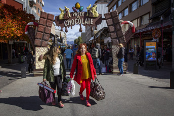 Bariloche, Argentina.- In the photos taken on April 9, 2023, tourists enjoyed Holy Week. The Secretary of Institutional Relations of the Argentine Tourism Confederation (CAT), Horacio Reppucci, stated that the long weekend had a "record" number of tourists for Easter, "with 4% more occupancy and 2.7 million tourists who have mobilized throughout the country.”