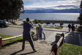 Bariloche, Argentina.- In the photos taken on April 9, 2023, tourists enjoyed Holy Week. The Secretary of Institutional Relations of the Argentine Tourism Confederation (CAT), Horacio Reppucci, stated that the long weekend had a "record" number of tourists for Easter, "with 4% more occupancy and 2.7 million tourists who have mobilized throughout the country.”