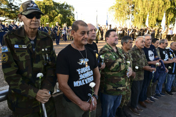 Rosario, Argentina.- En las fotos tomadas el 2 de abril del 2023, a 41 años de la guerra de Malvinas, gobiernos provinciales, municipales y centros de excombatientes organizaron vigilias, actividades artísticas, desfiles y festivales solidarios para conmemorar el 2 de abril, el Día del Veterano y de los Caídos.