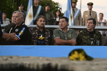 Rosario, Argentina.- En las fotos tomadas el 2 de abril del 2023, a 41 años de la guerra de Malvinas, gobiernos provinciales, municipales y centros de excombatientes organizaron vigilias, actividades artísticas, desfiles y festivales solidarios para conmemorar el 2 de abril, el Día del Veterano y de los Caídos.