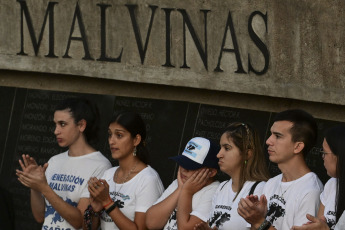 Rosario, Argentina.- En las fotos tomadas el 2 de abril del 2023, a 41 años de la guerra de Malvinas, gobiernos provinciales, municipales y centros de excombatientes organizaron vigilias, actividades artísticas, desfiles y festivales solidarios para conmemorar el 2 de abril, el Día del Veterano y de los Caídos.