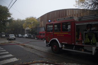 Buenos Aires, Argentina.- In the photos taken on April 24, 2023, firefighters from the City of Buenos Aires fight a fire in the Iron Mountain building, the same as the 2014 tragedy, when two Civil Defense agents and eight died. firefighters when a wall collapsed at the computer company. So far, the causes of the fire could not be established.