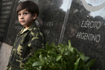 Rosario, Argentina.- En las fotos tomadas el 2 de abril del 2023, a 41 años de la guerra de Malvinas, gobiernos provinciales, municipales y centros de excombatientes organizaron vigilias, actividades artísticas, desfiles y festivales solidarios para conmemorar el 2 de abril, el Día del Veterano y de los Caídos.