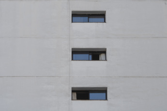 Buenos Aires, Argentina.- En las fotos tomadas el 14 de abril del 2023, muestra el lugar donde una mujer de 48 años murió tras caer del piso 12 de un hotel ubicado en el microcentro porteño, por lo que la Justicia investiga las circunstancias en las que ocurrió el hecho. Según fuentes policiales, la víctima, identificada como María Alejandra Vázquez, de 48 años, oriunda de San Miguel de Tucumán, se hospedaba en una habitación del piso 12 del hotel.