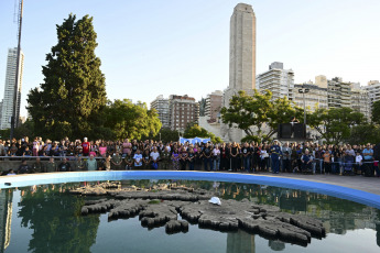Rosario, Argentina.- En las fotos tomadas el 2 de abril del 2023, a 41 años de la guerra de Malvinas, gobiernos provinciales, municipales y centros de excombatientes organizaron vigilias, actividades artísticas, desfiles y festivales solidarios para conmemorar el 2 de abril, el Día del Veterano y de los Caídos.