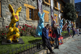 Bariloche, Argentina.- In the photos taken on April 9, 2023, tourists enjoyed Holy Week. The Secretary of Institutional Relations of the Argentine Tourism Confederation (CAT), Horacio Reppucci, stated that the long weekend had a "record" number of tourists for Easter, "with 4% more occupancy and 2.7 million tourists who have mobilized throughout the country.”