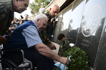 Rosario, Argentina.- En las fotos tomadas el 2 de abril del 2023, a 41 años de la guerra de Malvinas, gobiernos provinciales, municipales y centros de excombatientes organizaron vigilias, actividades artísticas, desfiles y festivales solidarios para conmemorar el 2 de abril, el Día del Veterano y de los Caídos.