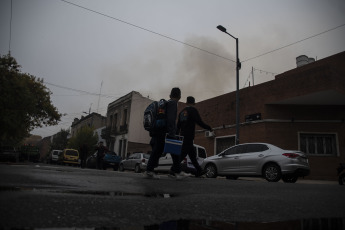 Buenos Aires, Argentina.- In the photos taken on April 24, 2023, firefighters from the City of Buenos Aires fight a fire in the Iron Mountain building, the same as the 2014 tragedy, when two Civil Defense agents and eight died. firefighters when a wall collapsed at the computer company. So far, the causes of the fire could not be established.
