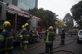 Buenos Aires, Argentina.- In the photos taken on April 24, 2023, firefighters from the City of Buenos Aires fight a fire in the Iron Mountain building, the same as the 2014 tragedy, when two Civil Defense agents and eight died. firefighters when a wall collapsed at the computer company. So far, the causes of the fire could not be established.